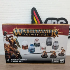Commencez facilement votre aventure dans Warhammer Age of Sigmar avec ce set de peinture officiel Games Workshop. Retrouvez 3 figurines Stormcast Eternals, plusieurs peintures Citadel essentielles et un pinceau pour assembler et peindre vos premières figurines.