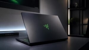 Illustration éditoriale de Razer Blade 16 (2026) review : portable gaming haut de gamme, prix élevé