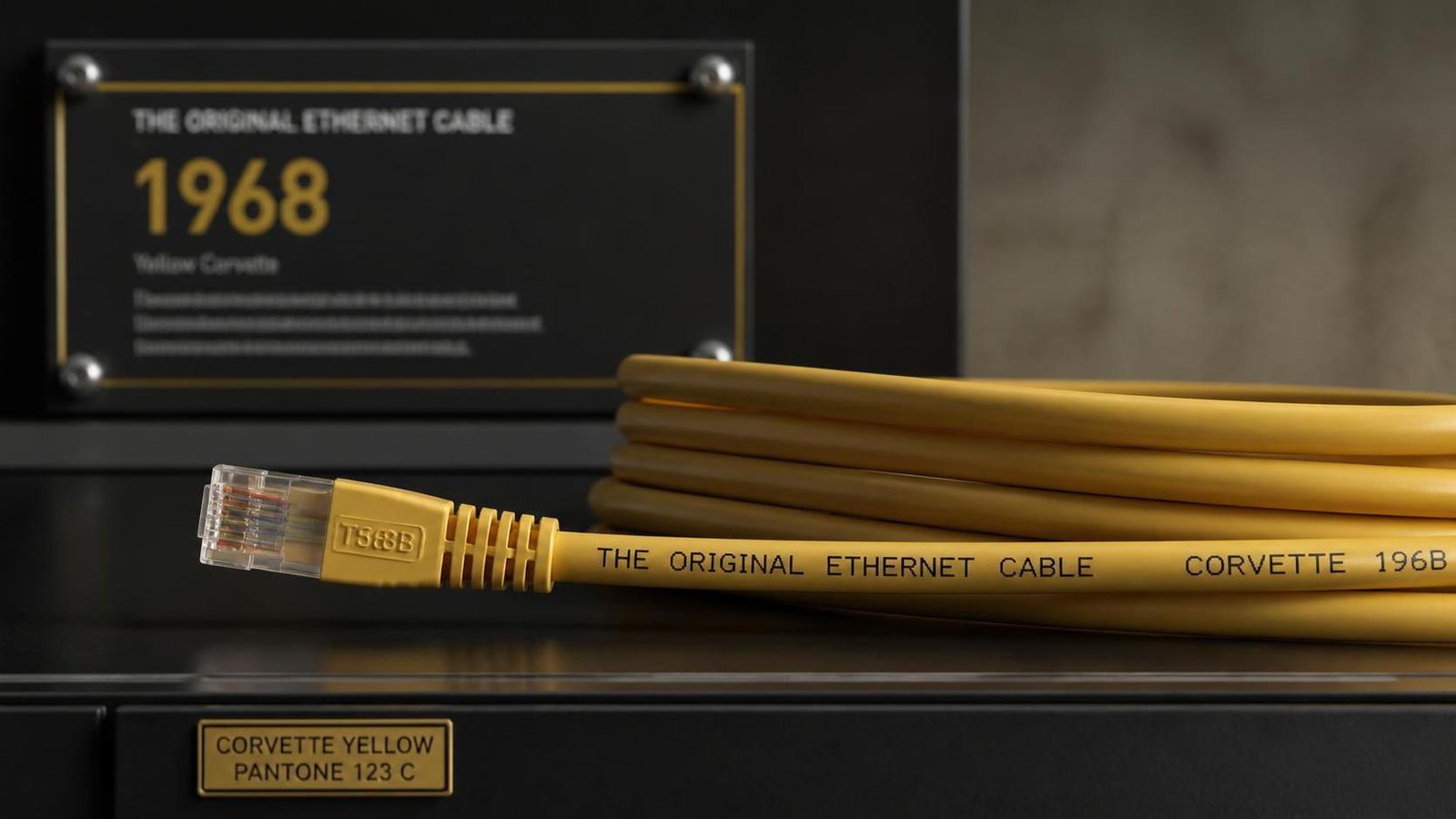 Illustration éditoriale de The original ethernet cable révèle son jaune Corvette 1968 distinctif