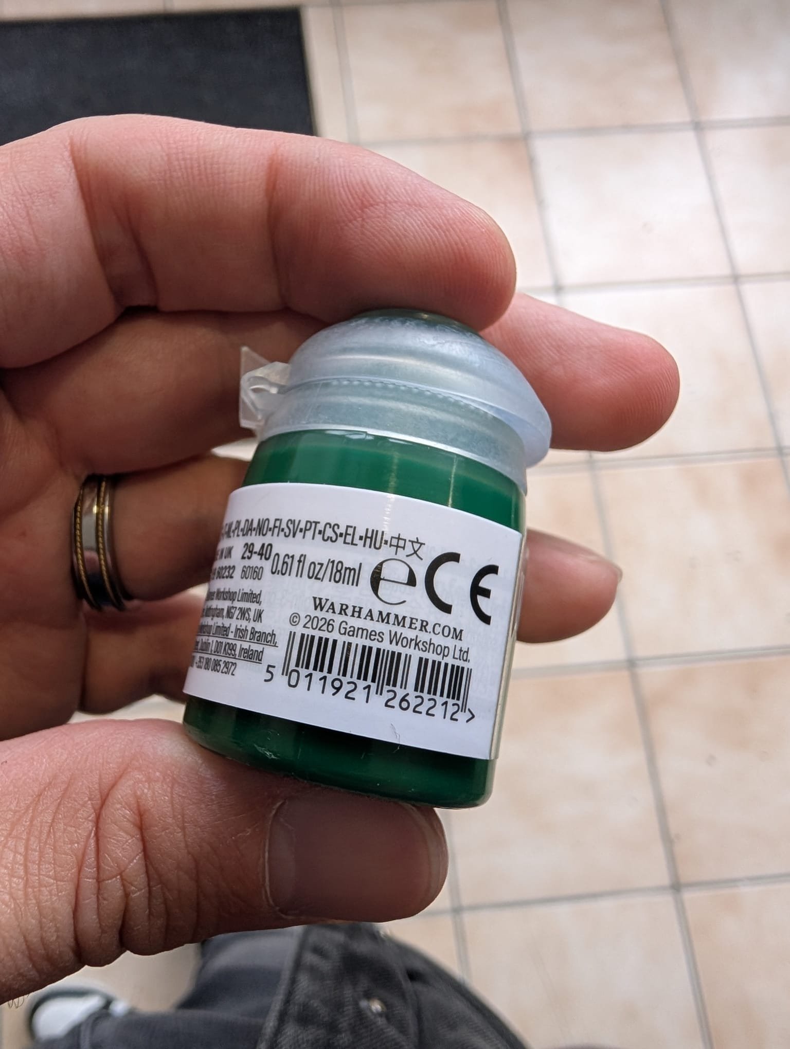 La peinture Citadel Contrast : Warp Lightning est une formule acrylique translucide de chez Games Workshop qui permet de poser une couche de base, des ombrages et des éclaircissements en une seule application. Elle offre une teinte verte électrique très vive et saturée.