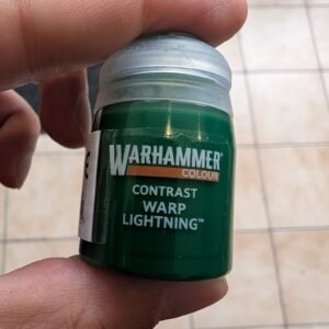 La peinture Citadel Contrast : Warp Lightning est une formule acrylique translucide de chez Games Workshop qui permet de poser une couche de base, des ombrages et des éclaircissements en une seule application. Elle offre une teinte verte électrique très vive et saturée. 